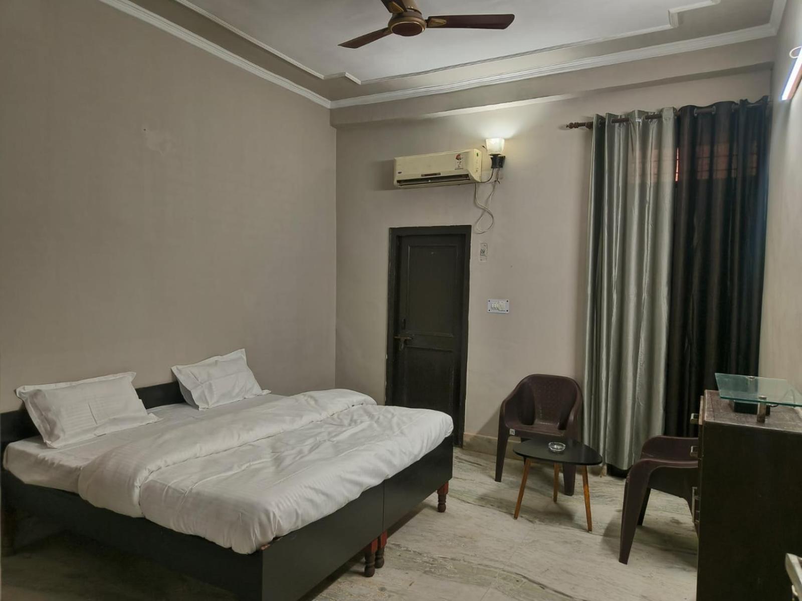 Play-Sunflower Omega-1 Couple Friendly Greater Noida Dış mekan fotoğraf